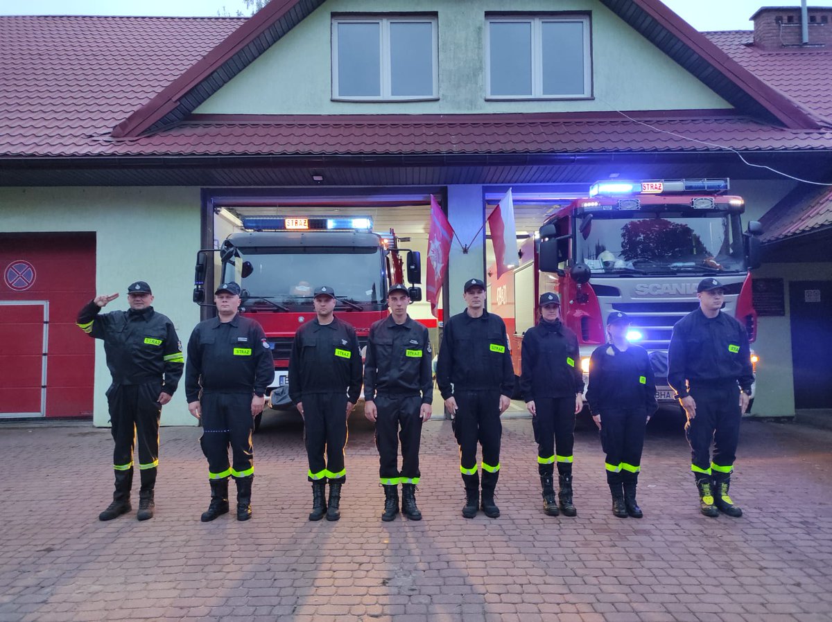 KP_PSP_Hajnowka's tweet photo. Strażacy z KP PSP w Hajnówce oraz druhowie OSP z powiatu hajnowskiego oddali hołd koledze z #OSPBalice, który odszedł na wieczną służbę. Cześć Jego pamięci! https://t.co/Eg4DO1Nm0d