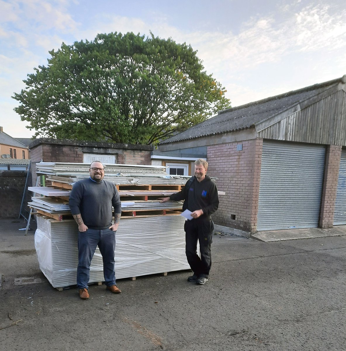 MinsterOnline's tweet photo. Our #Dundee branch recently donated some materials to the @dundee_angus college which runs practical construction courses. Helping the local community while giving a second life to products, is what we call #MakingTheWorldABetterHome. https://t.co/YPPzTrj5bu