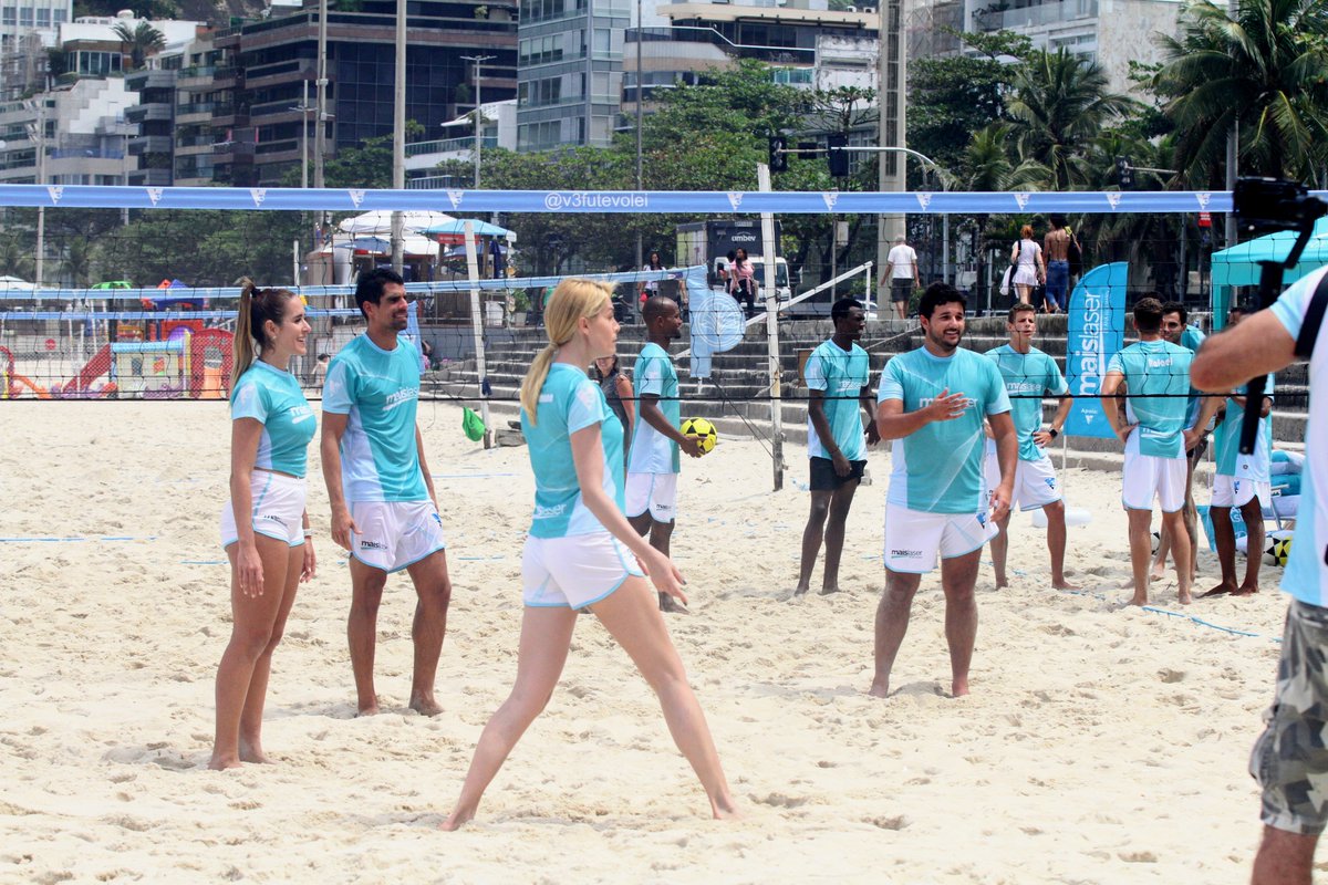 sitenatelinha's tweet photo. Plin! Ana Hickmann passando na sua time jogando futevôlei na praia do Leblon (RJ). 😱🏐

📷AgNews https://t.co/shR9OPSRLr