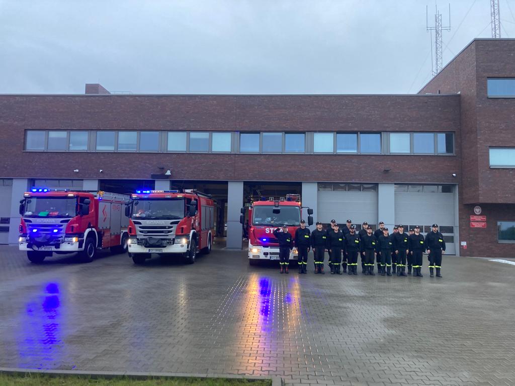 KMPSPBytom's tweet photo. 27 września o godz. 18 bytomscy strażacy oddali hołd tragicznie zmarłemu druhowi OSP Balice, który został potrącony przez nadjeżdżający samochód w czasie, gdy udzielał pomocy poszkodowanym w wypadku drogowym na Autostradzie A4. 

#Bytom #PanstwowaStrazPozarna #OSPBalice https://t.co/h6DmCUXtVT