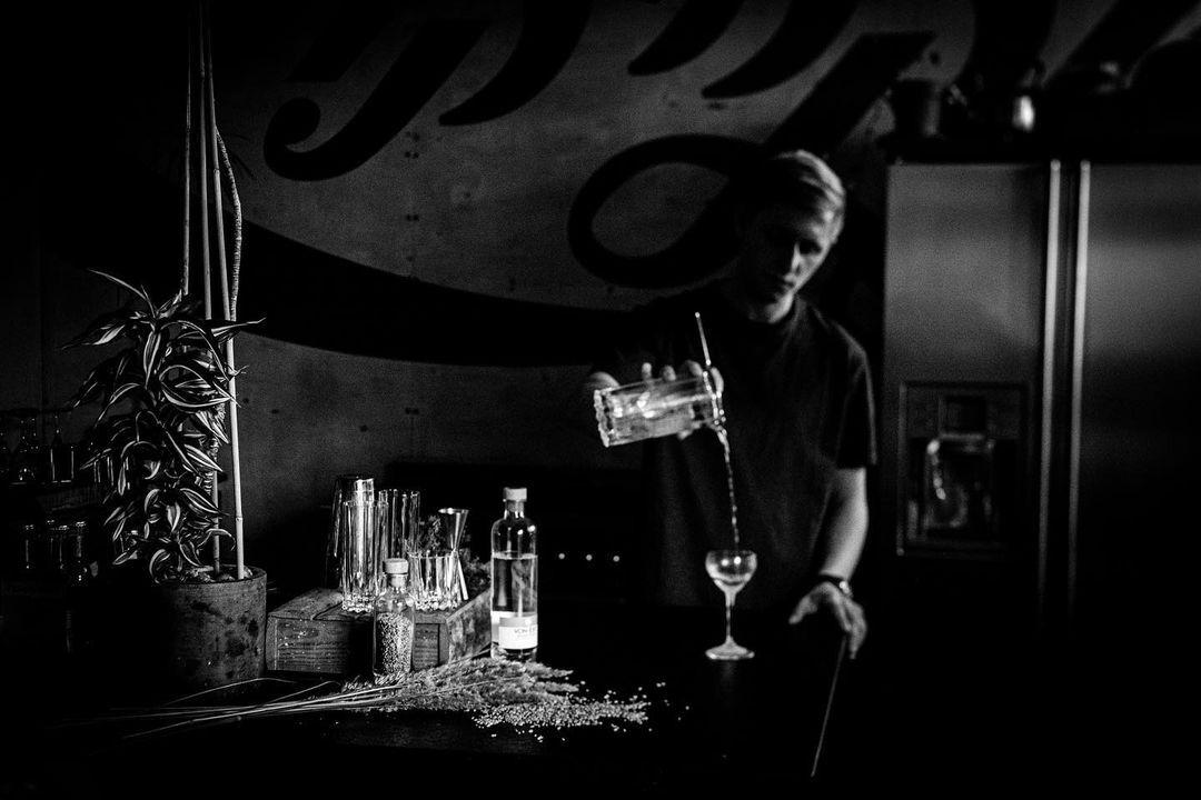 manorspirits's tweet photo. Behind the scenes view from our recent craft cocktail photoshoot. Looking forwards to sharing shots soon.
#behindthescenes #blackandwhitephotography #vonest #vodka #gin #liqueur #craftcocktails #cocktails https://t.co/UfwPjiIYoA