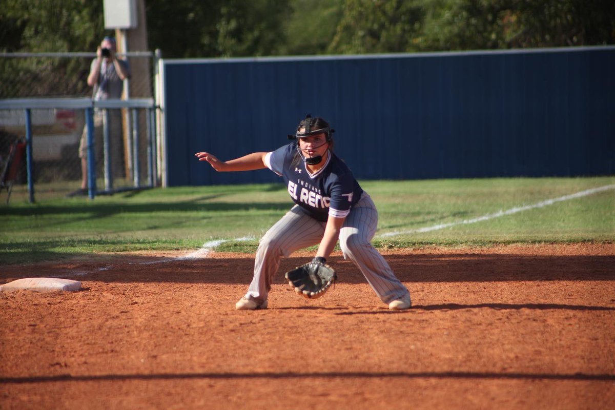 elrenosoftball's tweet photo. Tonight's the night for these four! Come out and support El Reno Softball as we honor our seniors: Chenoa White, Kira Taber, Hayden Wyles, and CC Medders. We take on the OKC Broncos starting at 5pm for the jv game, senior ceremonies at 6:15, and varsity game to follow. https://t.co/MRcOe8droL