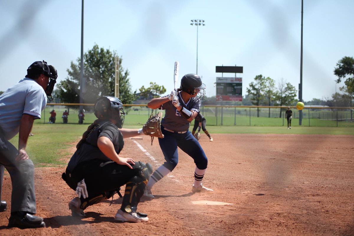 elrenosoftball's tweet photo. Tonight's the night for these four! Come out and support El Reno Softball as we honor our seniors: Chenoa White, Kira Taber, Hayden Wyles, and CC Medders. We take on the OKC Broncos starting at 5pm for the jv game, senior ceremonies at 6:15, and varsity game to follow. https://t.co/MRcOe8droL