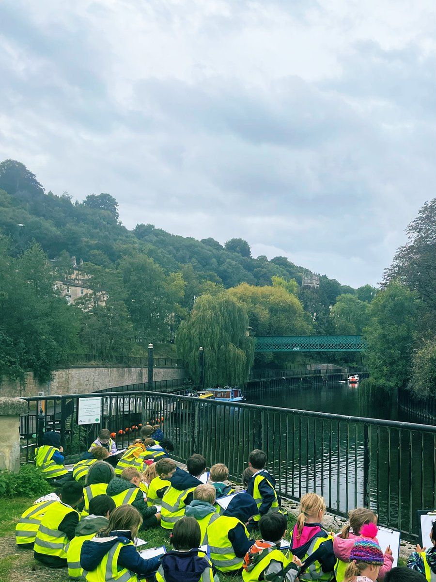 WidcombeInfants's tweet photo. How fantastic is our local area! Year 2 visited Widcombe Parade to speak to shopkeepers, then walked to the Halfpenny Bridge. Afterwards a few minutes of sketching - what a great afternoon! @PalladianTrust #widcombe #localcitizens https://t.co/HRpH9VMiPl