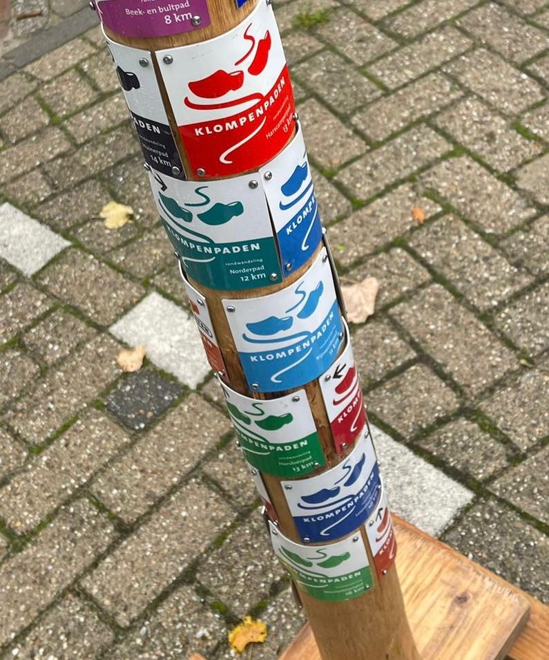 wsrivierenland's tweet photo. Weinig dorpen zijn door de eeuwen heen zo vaak getroffen door een dijkdoorbraak als #Ochten. Oude dijken en prachtige 'wielen' getuigen ervan. Een nieuw #klompenpad voert deels over ons terrein. #watdoenwij
Verken de route op >> https://t.co/yp6tSvxjE3 https://t.co/kGFy23FzDm