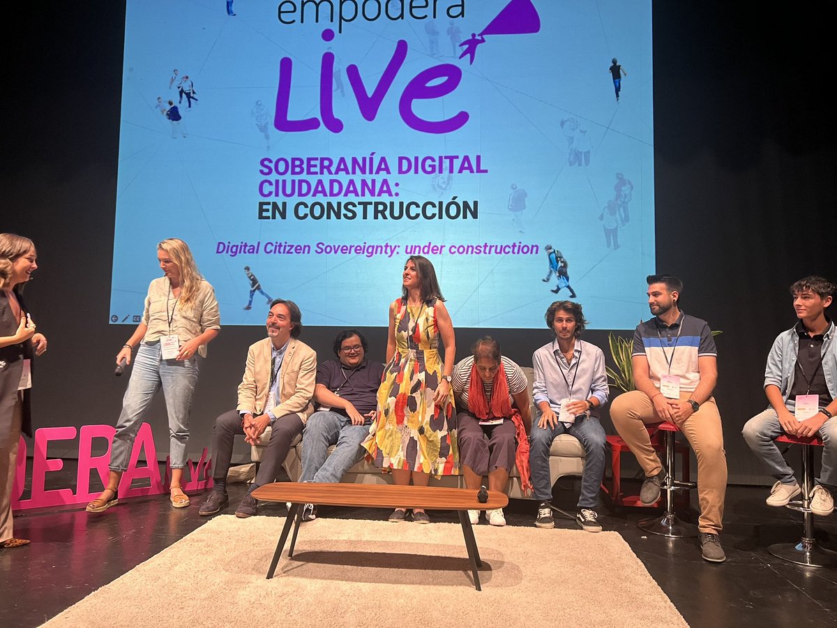 ciberyolanda's tweet photo. ¿Qué sociedad digital queremos construir? https://t.co/Hgeibd8irA blueberryMalaga, RoyalPatreons, innovación educativa de la Fundación Jose M. Lara, Diseño Social, https://t.co/3XJA1Ssm3k, SekLab, Lacara buena del mundo, muchos mas #JamSesion #EmpoderaLIVE https://t.co/cyKIHXdfR1