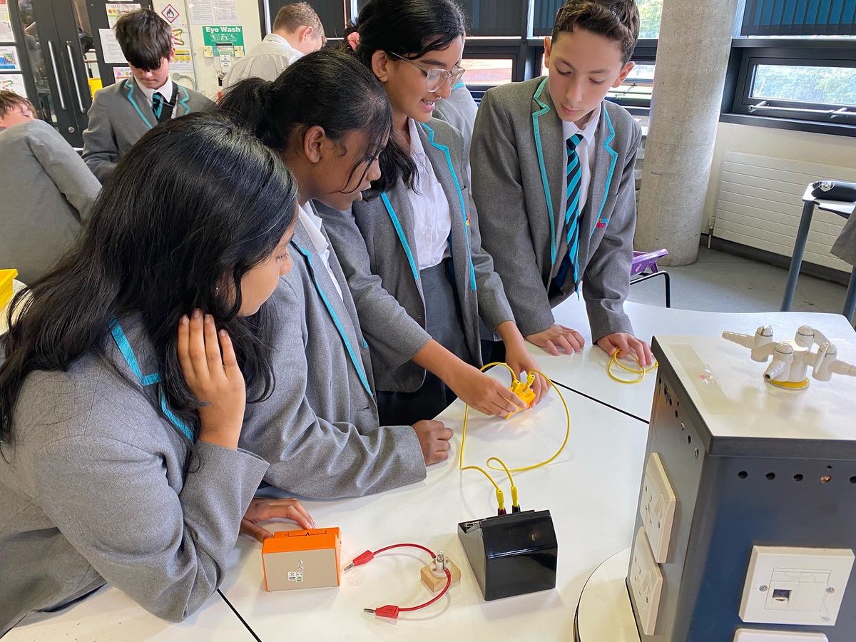 science_tla's tweet photo. Year 8 students created different circuits to investigate current and resistance. Students added motors, buzzers, cells and bulbs to see what impact this had on their circuit 💡 #circuitmaker #physics #learnbydoing #science #curiosityexplorationdiscovery https://t.co/YjsbnWnxlU