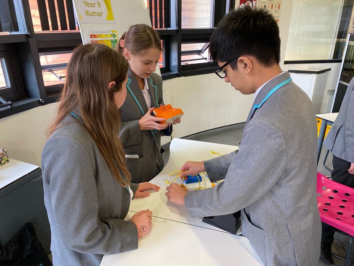 science_tla's tweet photo. Year 8 students created different circuits to investigate current and resistance. Students added motors, buzzers, cells and bulbs to see what impact this had on their circuit 💡 #circuitmaker #physics #learnbydoing #science #curiosityexplorationdiscovery https://t.co/YjsbnWnxlU