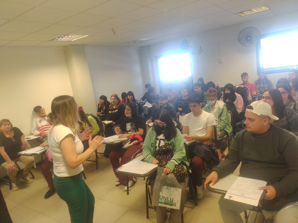 programa018's tweet photo. Hoy chicos de @SanEnvion Don Alfonso, Obligado, San Jorge y San Ambrosio participaron de la Expo @UNLu_50 donde se les brindó asesoramiento sobre las carreras que ofrece la Universidad. @jaimemendezh https://t.co/9T0rZzzek9