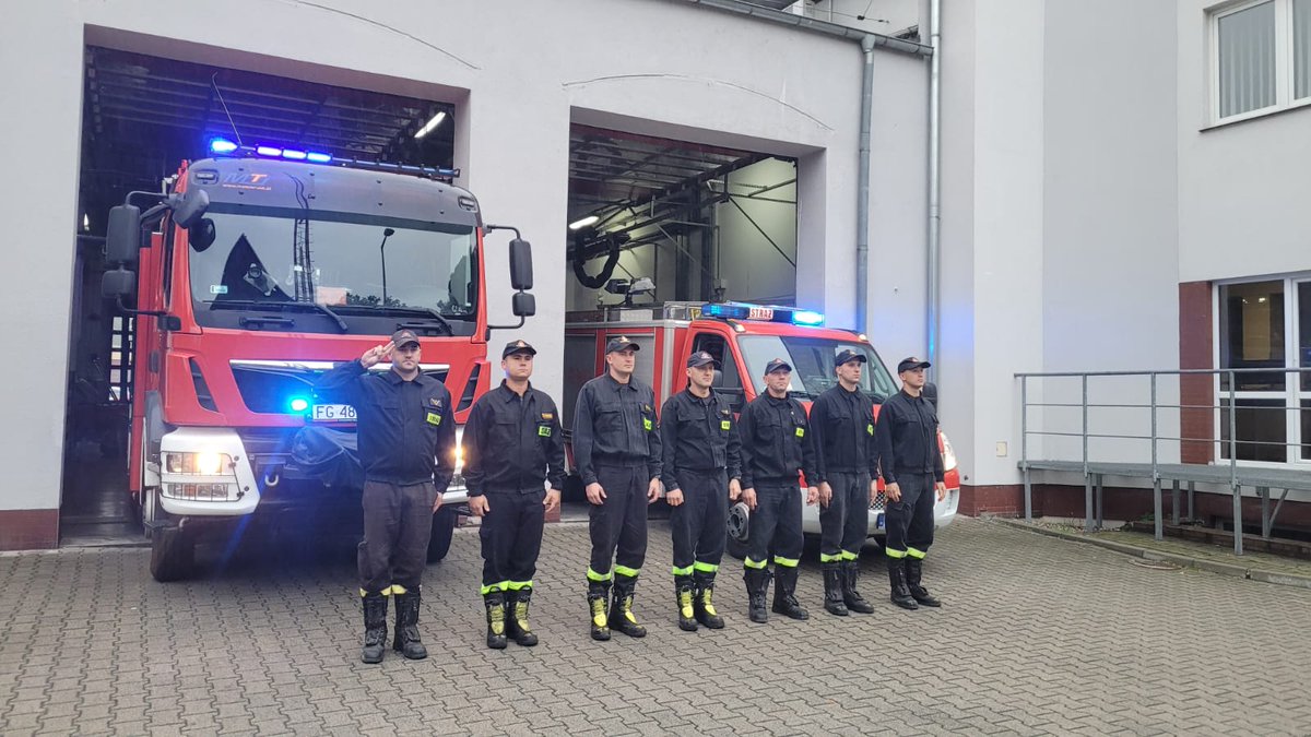 SSwiebodzin's tweet photo. O godzinie 18 oddaliśmy hołd tragicznie zmarłemu podczas działań ratowniczo-gaśniczych Druhowi z OSP Balice.

Cześć jego pamięci!!! https://t.co/ubnKZ3sfps