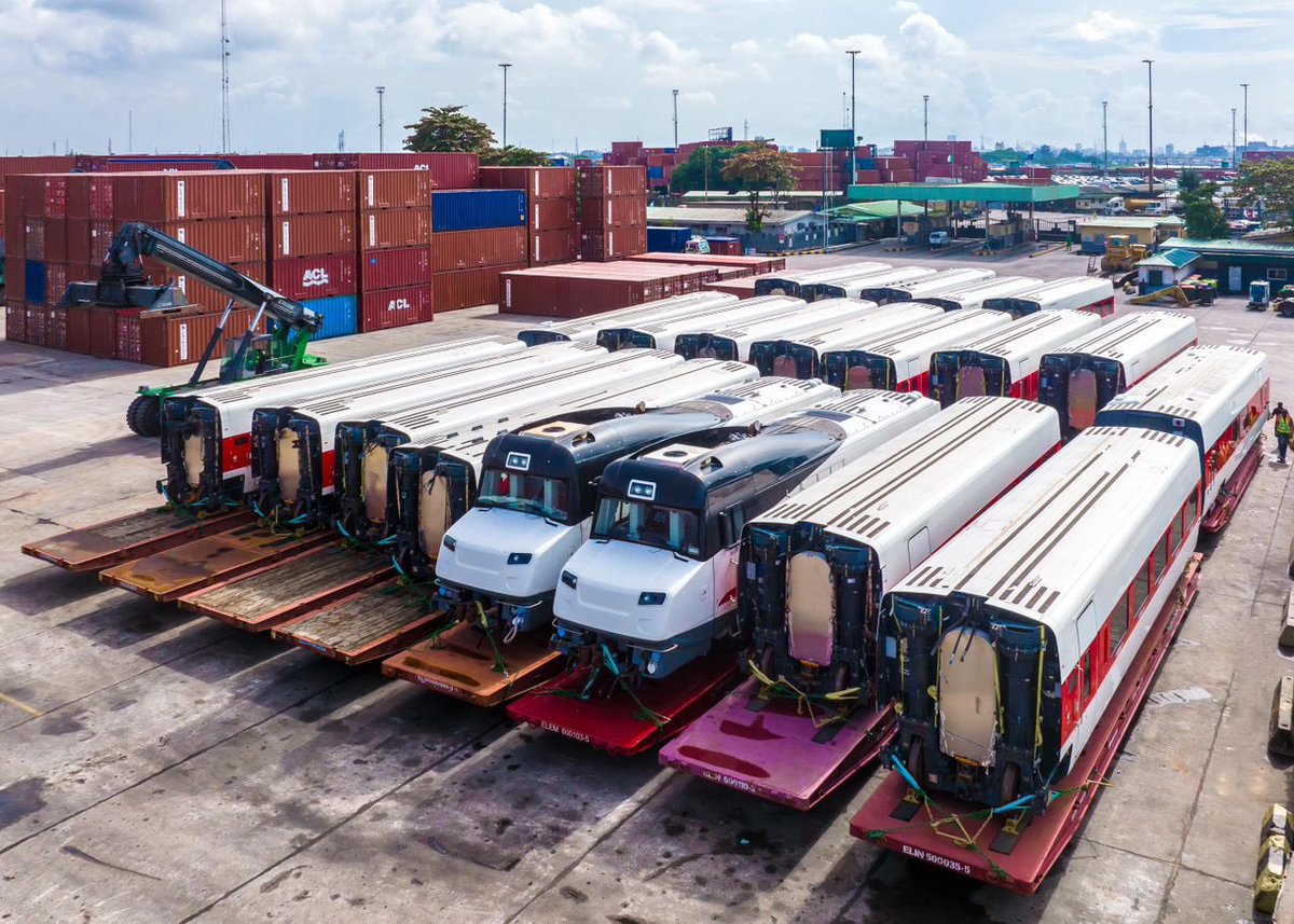 Riddwane's tweet photo. Lagosians, the Red Line is here from Milwaukee!
Verified ✔️
The coaches arrived at the Lagos Port ahead of the completion and commissioning of the State-owned rail project. 
#ForAGreaterLagos
#SanwoLekansi https://t.co/NrPbUzzPDx
