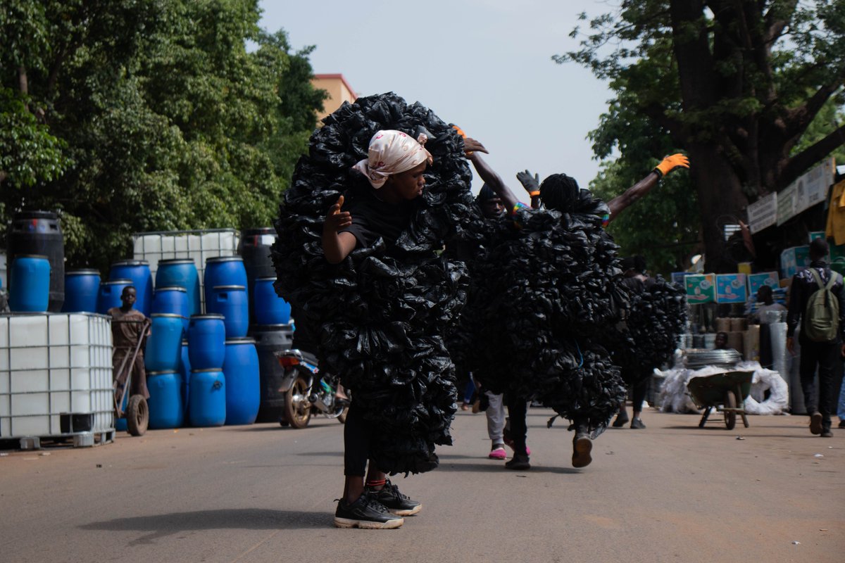 Les compagnies Famu DANSE et Copier Coller vous donnent rendez-vous ce jeudi matin à 9 heures dans les rues de la ville de Ségou, pour une sensibilisation de nos populations sur les dangers liés à l’utilisation des sachets plastiques et déchets toxiques.
<a href="/ProgrammeAwa/">Programme ACP-UE Culture : AWA</a>