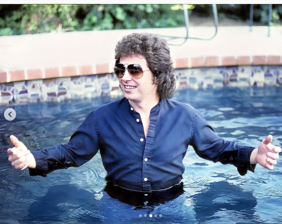 TinaLouise2022's tweet photo. Steve Lukather photo shoot at his Los Angeles home for Young Guitar Magazine, 1982.
Pictures restored by @ricksmusic34 on Instagram
Photographer unknown

#toto #totoband #totoiv #stevelukather #youngguitar #youngguitarmagazine #NineteenEightyTwo https://t.co/GzpfgqyHL7