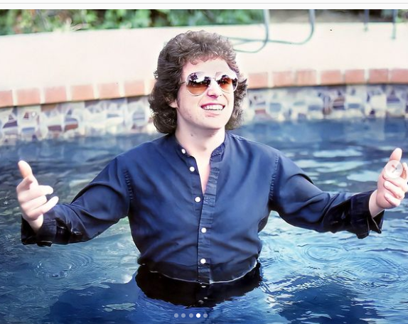 TinaLouise2022's tweet photo. Steve Lukather photo shoot at his Los Angeles home for Young Guitar Magazine, 1982.
Pictures restored by @ricksmusic34 on Instagram
Photographer unknown

#toto #totoband #totoiv #stevelukather #youngguitar #youngguitarmagazine #NineteenEightyTwo https://t.co/GzpfgqyHL7
