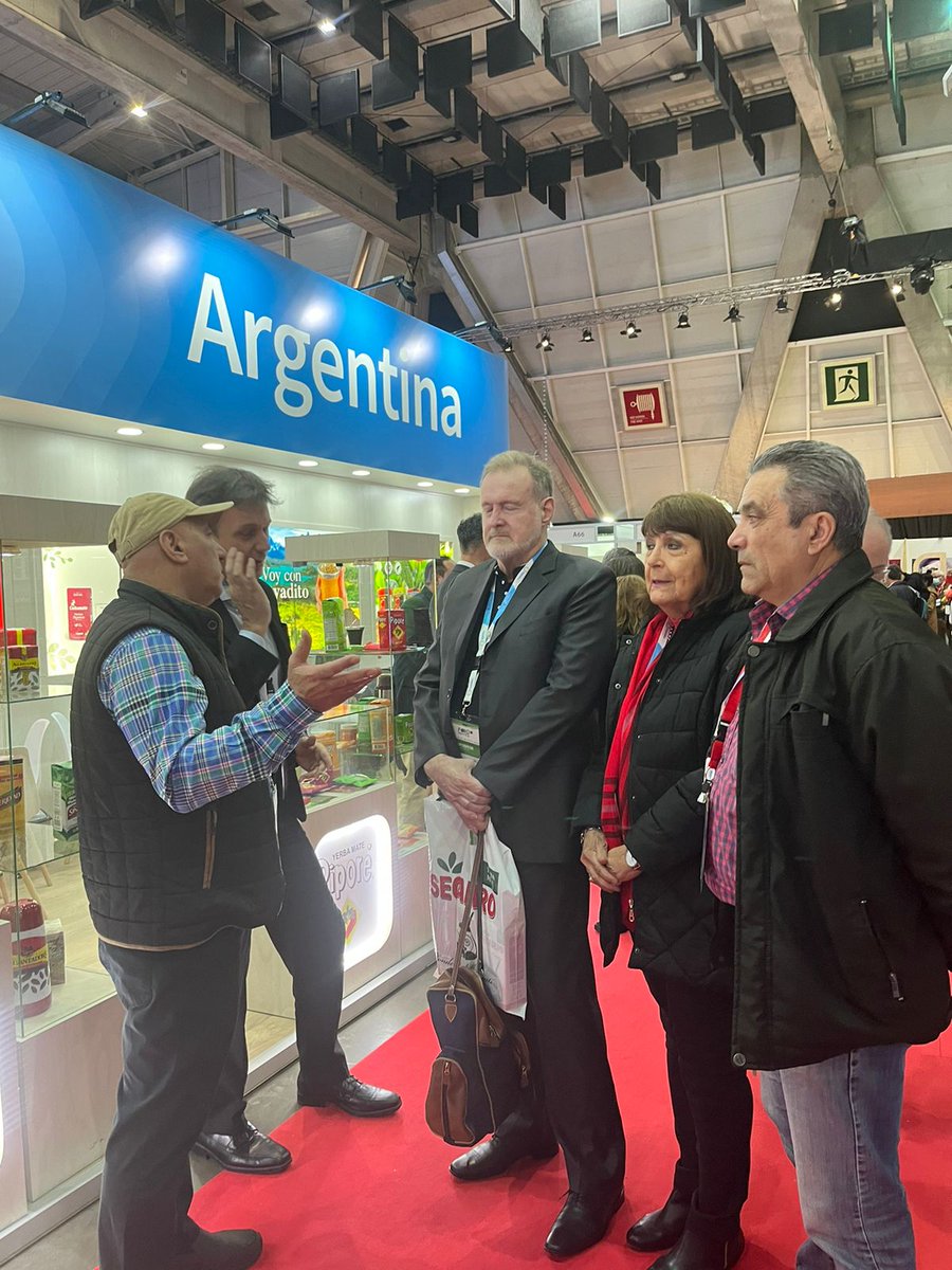INYMArg's tweet photo. Para sumar consumidores, 14 empresas y el INYM promocionan el producto en Chile.#FoodandService #mate #yerbamate 
https://t.co/UcVZZKF0sT https://t.co/LRhokLH2fH