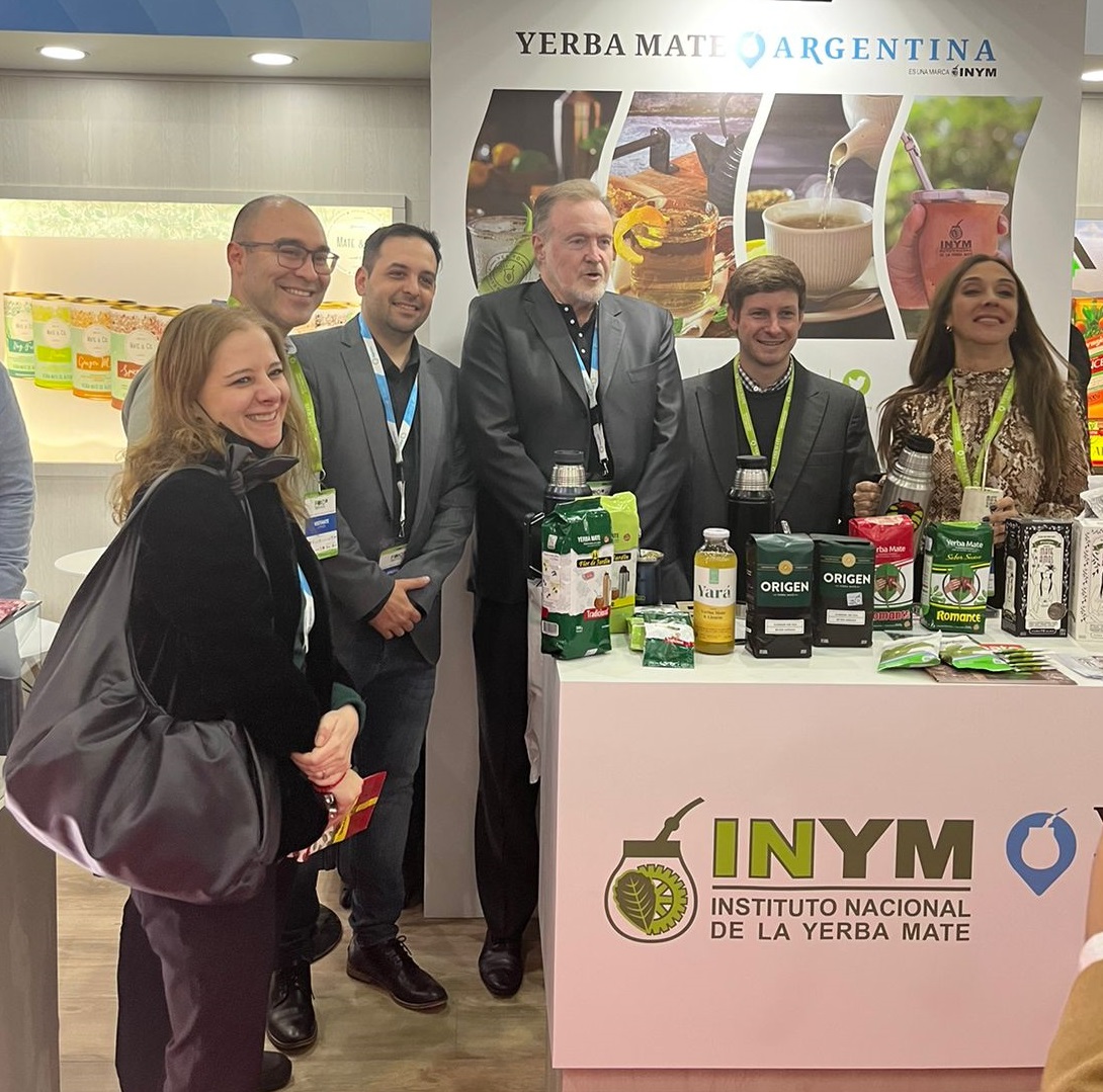 INYMArg's tweet photo. Para sumar consumidores, 14 empresas y el INYM promocionan el producto en Chile.#FoodandService #mate #yerbamate 
https://t.co/UcVZZKF0sT https://t.co/LRhokLH2fH