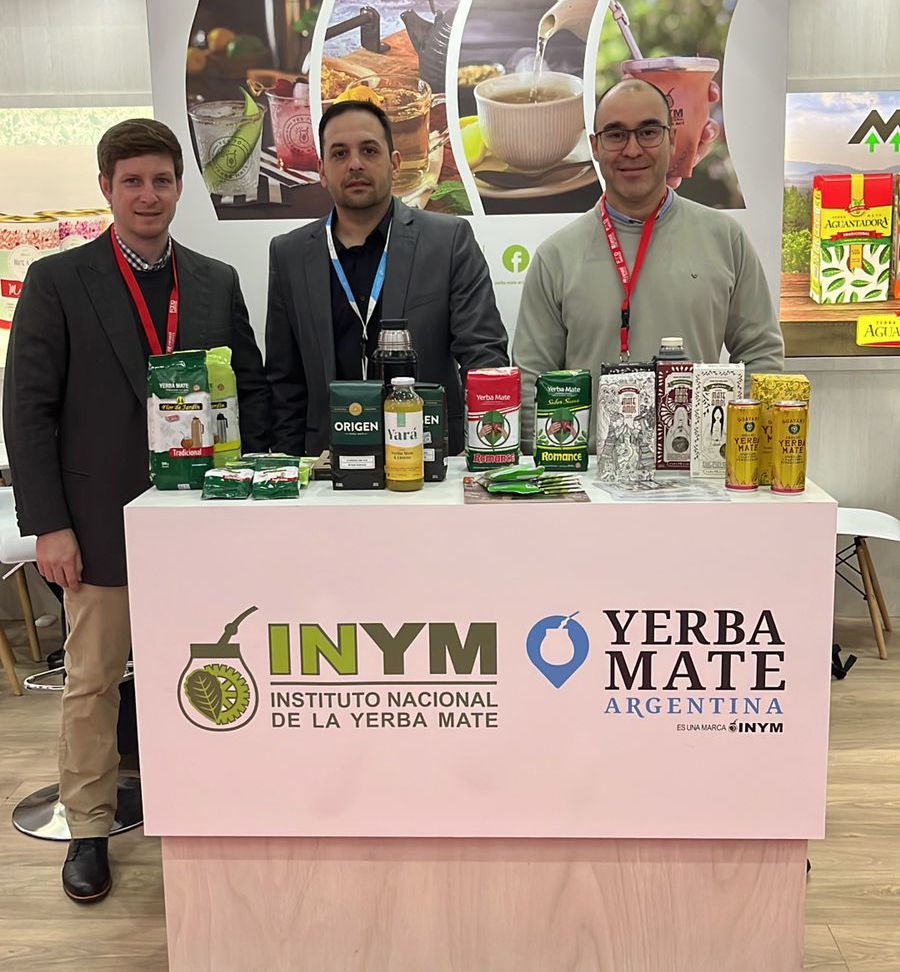 INYMArg's tweet photo. Para sumar consumidores, 14 empresas y el INYM promocionan el producto en Chile.#FoodandService #mate #yerbamate 
https://t.co/UcVZZKF0sT https://t.co/LRhokLH2fH