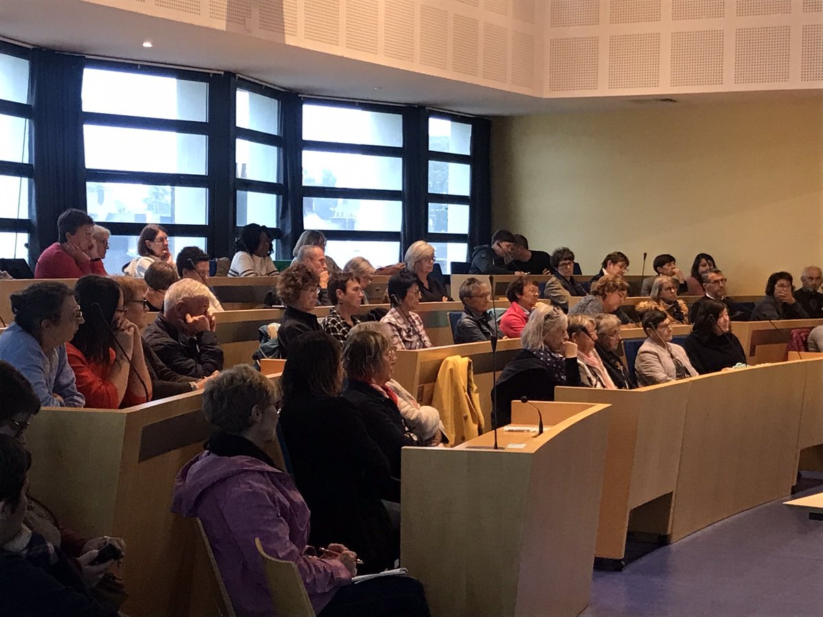 XavierHamon29's tweet photo. Salle du conseil du Pays de Landerneau Daoulas comble pour ce « Regards croisés en santé »
Les troubles neurodégénératifs de la personne âgée, un sujet actuel et porteur.
Merci à tous les intervenants.
Une belle collaboration entre le CH, la communauté d’agglomération et l’IFSO https://t.co/VbzzS0vbav