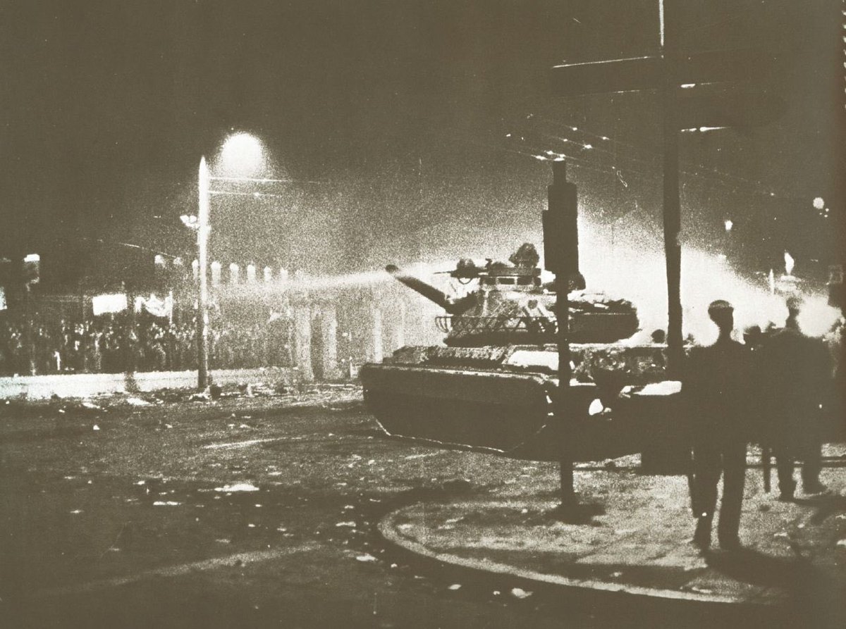 SelinKaterina's tweet photo. Jahrelang galt in Griechenland ein Polizeiverbot an den Unis - eine Reaktion auf die blutige Niederschlagung des Studentenaufstands von 1973 am Athener #Polytechnio durch die Militärjunta, bei der 40 Menschen starben. Jetzt sollen Polizisten wieder am Campus patrouillieren. /2 https://t.co/Lb6IK9WBrK