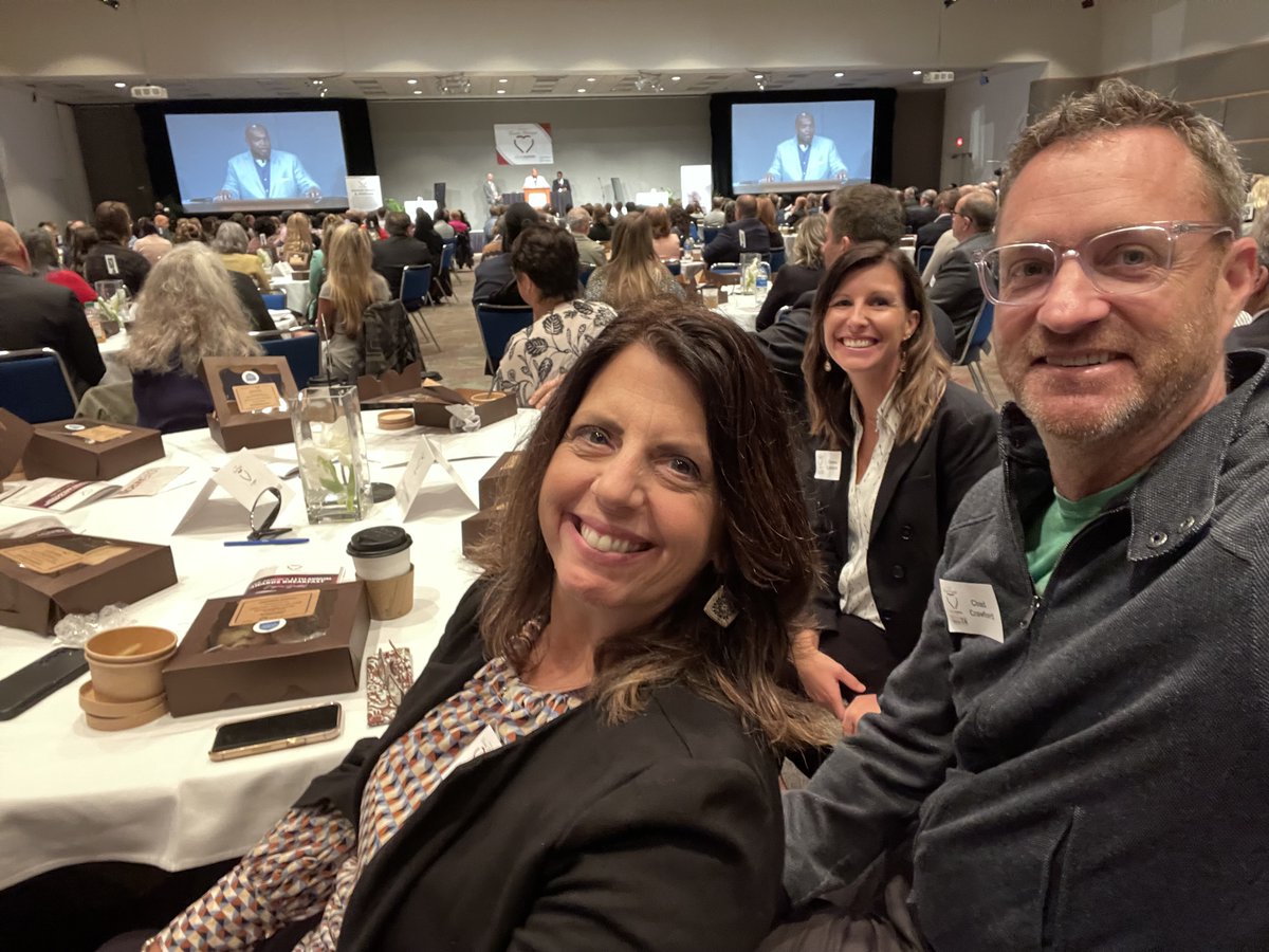letsimmix's tweet photo. A GREAT morning at the Love Akron Breakfast! A time of being with change makers, leaders, and servants all over Akron coming together to live out loving our city - doing good together! 

#letsimmix #lovingakrontogether #letsdogoodtogether #loveakron #akron #changemakers https://t.co/IgWUh4sH3b