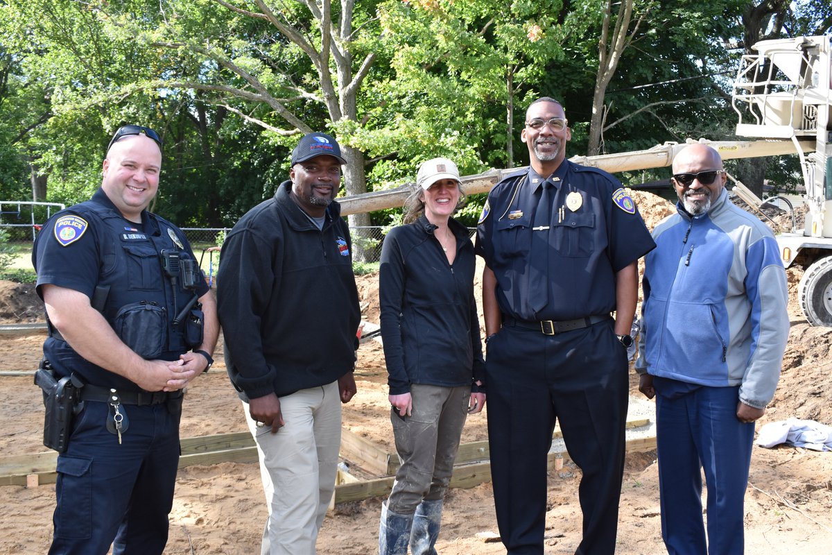 muskegonctc's tweet photo. Muskegon Heights mayor, Walter Watt, Police Chief Maurice Sain and officer DeKuiper stopped by to see the progress at our Construction Trades Hume St. location. The home on Hume will be the first new construction in Muskegon Heights in 17 years! #FutureFocused #WatchUsGo #MAISD https://t.co/JPij4Kj5oM