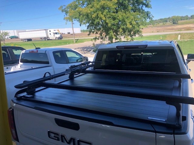 AmericanTopper's tweet photo. This 2022 GMC SIERRA really got the treatment! Outfitted with a RETRAX PRO XR hard retractable tonneau cover with accessory rails, RHINO Rack HD cross bard and hybrid bike carrier plus an Undercover swing case! There is nothing this truck can't do. 
#RETRAX #RHINO #UNDERCOVER https://t.co/Uxzndzul2O