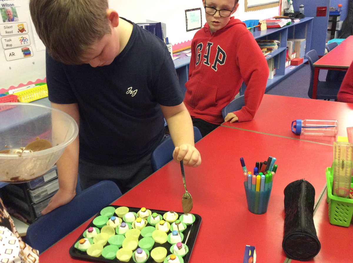 MissLeckeyBB's tweet photo. P7/6 enjoyed making Tophats today. Hopefully we can remember the steps to help us write a detailed set of instructions tomorrow. @BrambleBraeSch https://t.co/aYTBpiAqe3