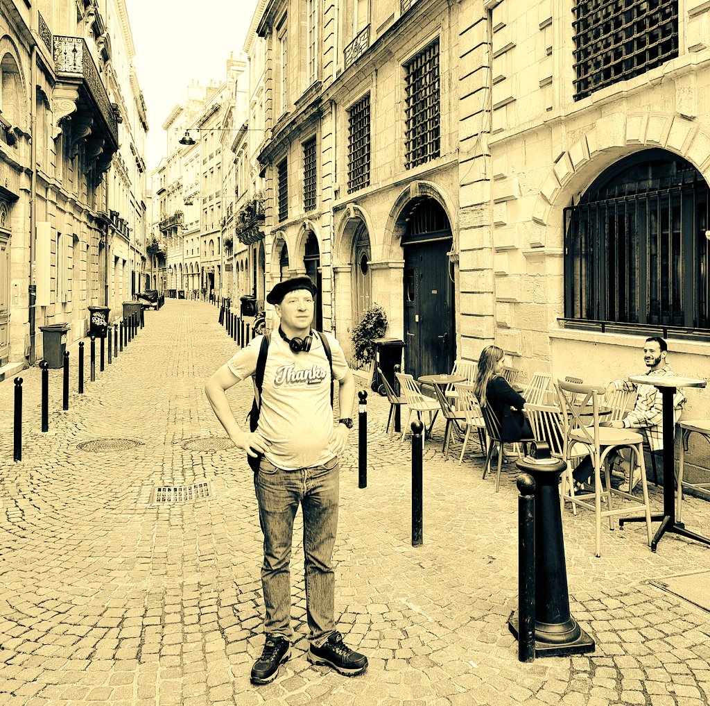 nnylfsemaj's tweet photo. Et bien, quand en Bordeaux, faire comme l'Aquitaine!
#bordeaux #aquitaine #france🇫🇷 #vivelefrance🇫🇷 #frenchhat #holibobs https://t.co/kJa4buM4R2