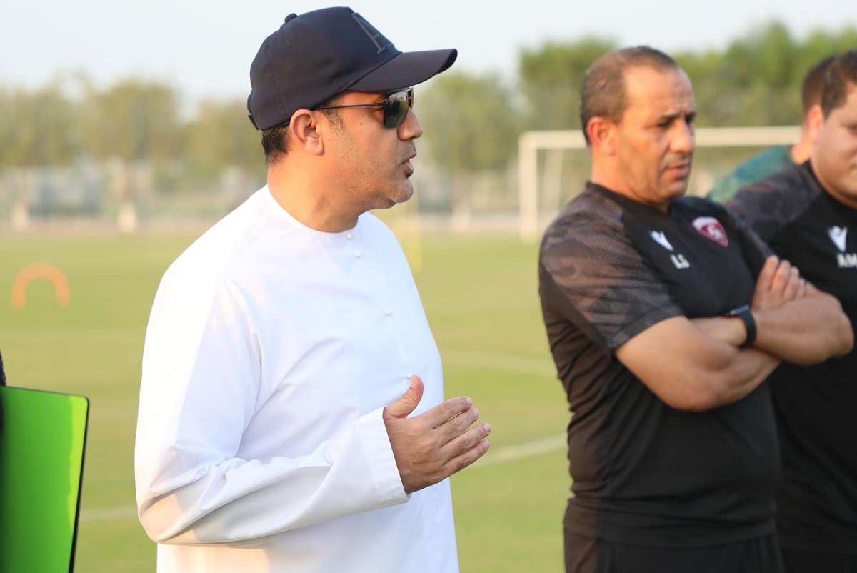hcscae's tweet photo. سعادة جمعة الشامسي يسلم جاردل أوليفيرا جائزة أفضل لاعب في مباراة الحمرية ومصفوت، كما ألقى سعادته خطابا تحفيزيا للطاقم الفني واللاعبين حث فيه على مواصلة تحقيق النتائج الإيجابية لإرضاء تطلعات مجلس إدارة النادي وجماهير العنابي.
#نادي_الحمرية_الثقافي_الرياضي 
#عنابي_كرة_القدم https://t.co/dkg3wOsBT2