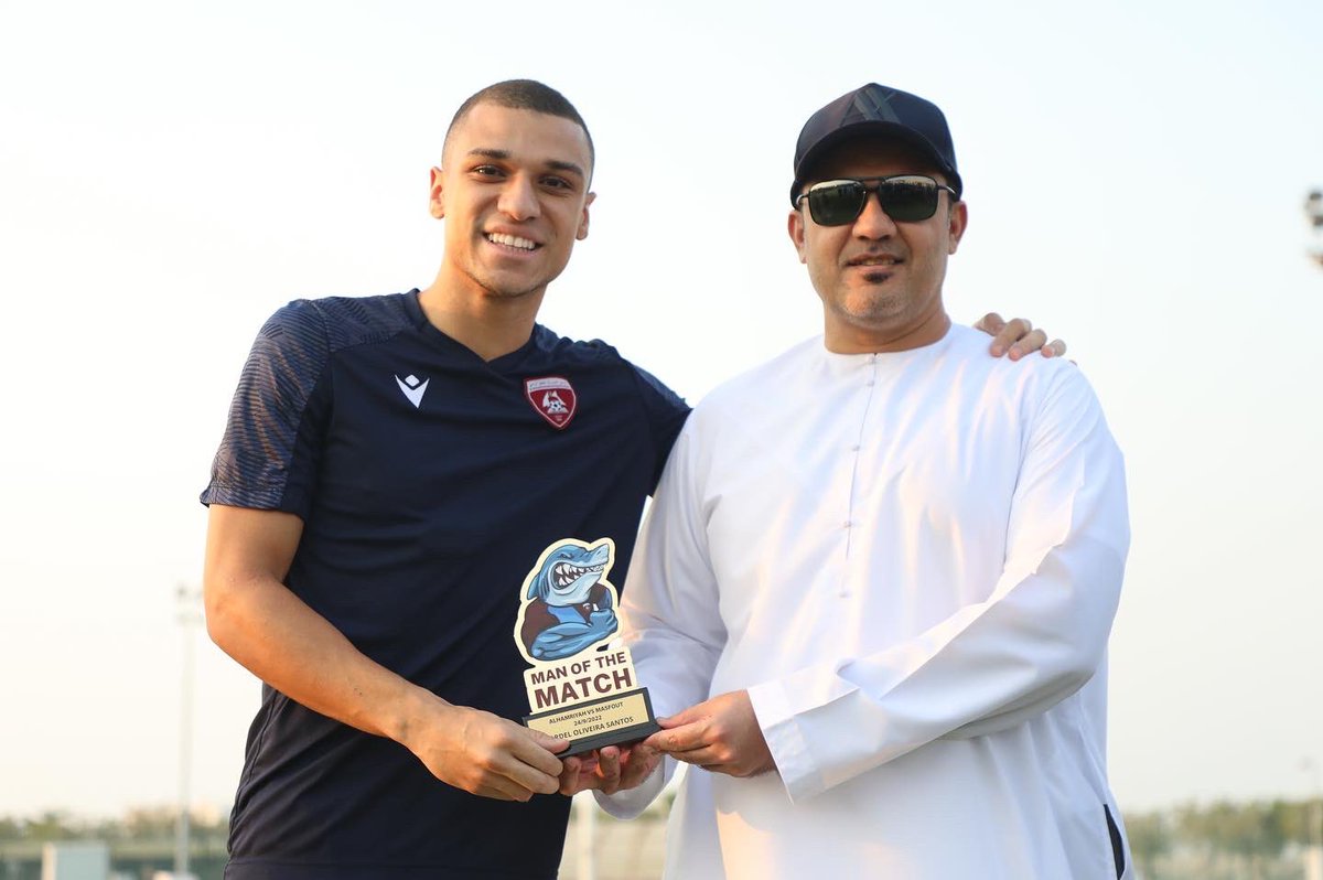 hcscae's tweet photo. سعادة جمعة الشامسي يسلم جاردل أوليفيرا جائزة أفضل لاعب في مباراة الحمرية ومصفوت، كما ألقى سعادته خطابا تحفيزيا للطاقم الفني واللاعبين حث فيه على مواصلة تحقيق النتائج الإيجابية لإرضاء تطلعات مجلس إدارة النادي وجماهير العنابي.
#نادي_الحمرية_الثقافي_الرياضي 
#عنابي_كرة_القدم https://t.co/dkg3wOsBT2
