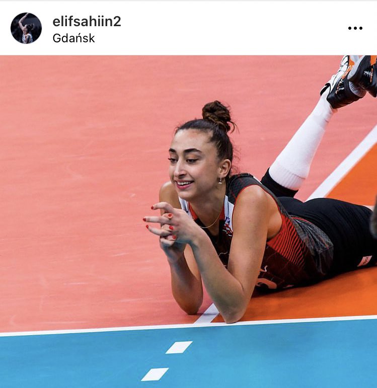 er_volley's tweet photo. 📱 Elif Şahin: “Ee gelir misin Gdansk’a falan” #CaptionGoals https://t.co/LwVhp2bfI6
