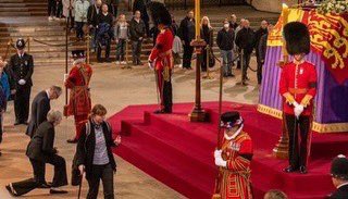 TheMaymentum's tweet photo. Lady Theresa May and her husband, Philip paying their respect for Queen Elizabeth II at her lying in state in London #RIPQueenElizabethII https://t.co/v87tiqtpvZ