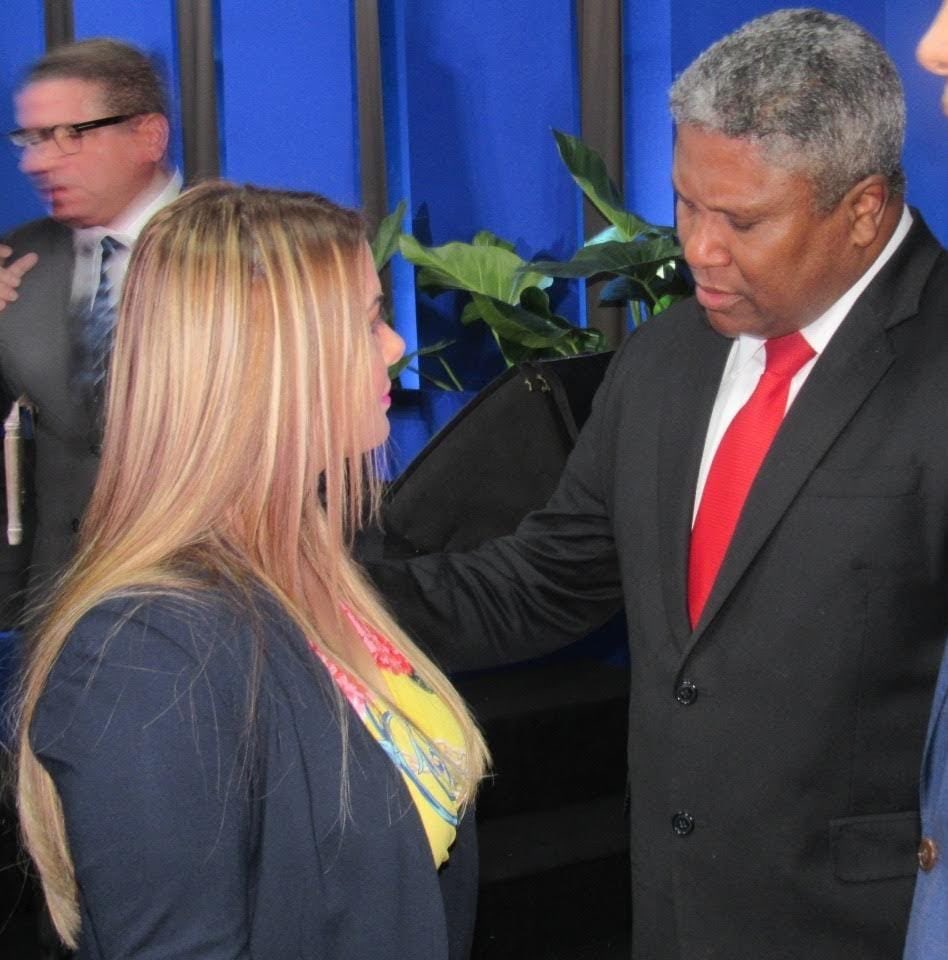 Mi amigo Domingo Jiménez  está de cumpleaños desde el cielo. Cada consejo que me daba en mi vida y cada paso político para mí era de gran valor. Cada logro y cada escalón era de gran Alegría, y en cada momento resaltando el trabajo con dedicación.
Amigo de mi corazón por siempre.