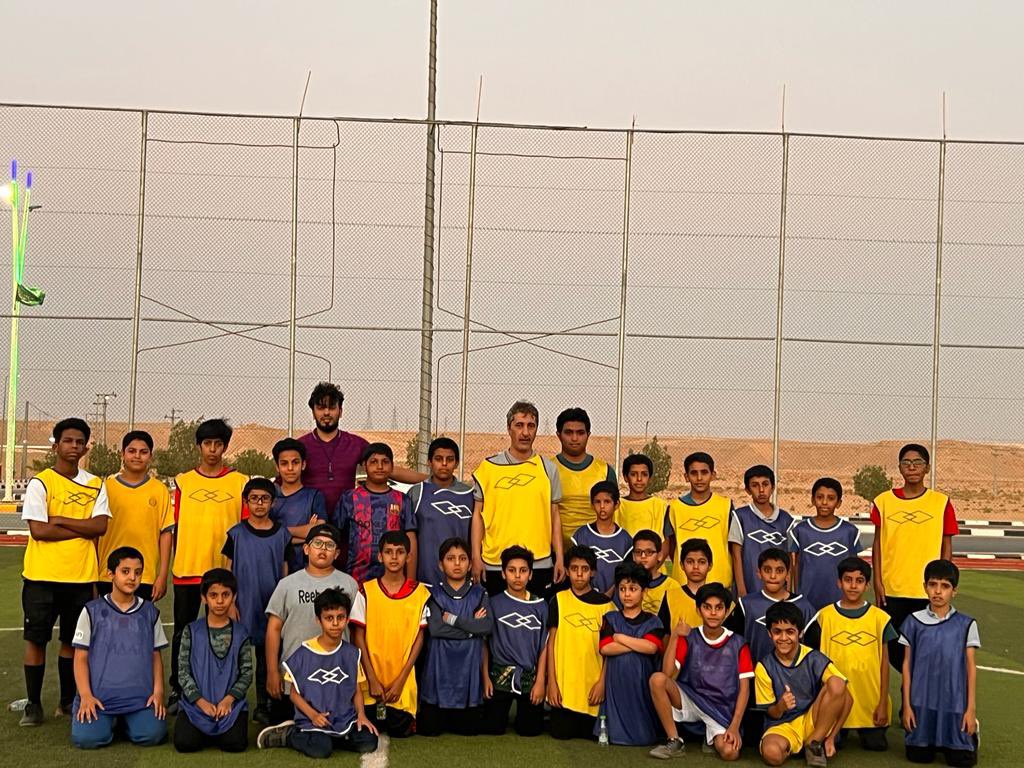 رئيس النادي يشارك البراعم تمارين اليوم ويلقي عليهم محاضرة  تشجيعية 
وبدوره قدم رئيس النادي شكره لمسؤولي فئة البراعم وعلى رأسهم مدير الإدارة الفنية الكابتن يوسف الموينع ومدرب الفئات السنية الكابتن بندر العمار وكافة فريق عمله الإداري والفني 
#نادي_المحمل_سينهض