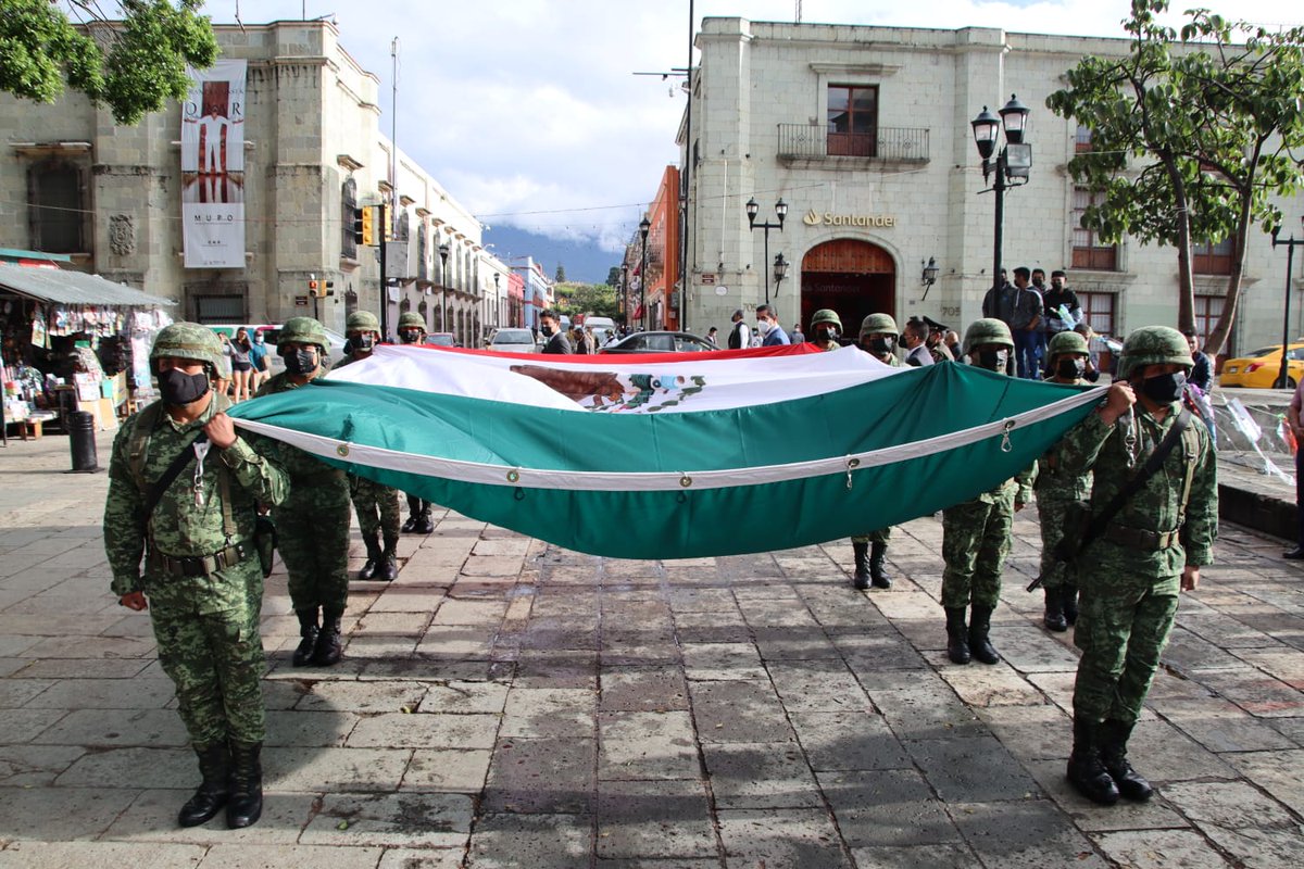 IEEA_GobOax's tweet photo. Acudimos con gran patriotismo a la ceremonia cívica del CCI Aniversario de la Consumación de la #Independencia de #México, que se llevó a cabo en la Alameda de León, #Oaxaca.
@GobOax @SEP_mx @INEAmx @MiriamPLiborioH 

#CrearConstruirCrecer https://t.co/mcE9rgNY0H