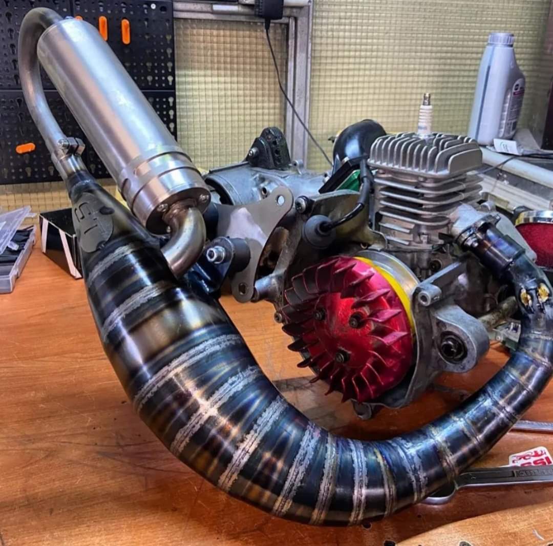 2TRiders1's tweet photo. Small engine big exhaust, that's the 2-stroke world!
Source: 📸 #track_beta (Inst.)
👉 More on Instagram &amp; Twitter. 👈
▪️▪️▪️▪️▪️▪️▪️▪️▪️▪️▪️
🚨 2TRiders respects the copyrights from #team_testa_rossa
▪️▪️▪️▪️▪️▪️▪️▪️▪️▪️▪️ https://t.co/ZzWhyH5QIr