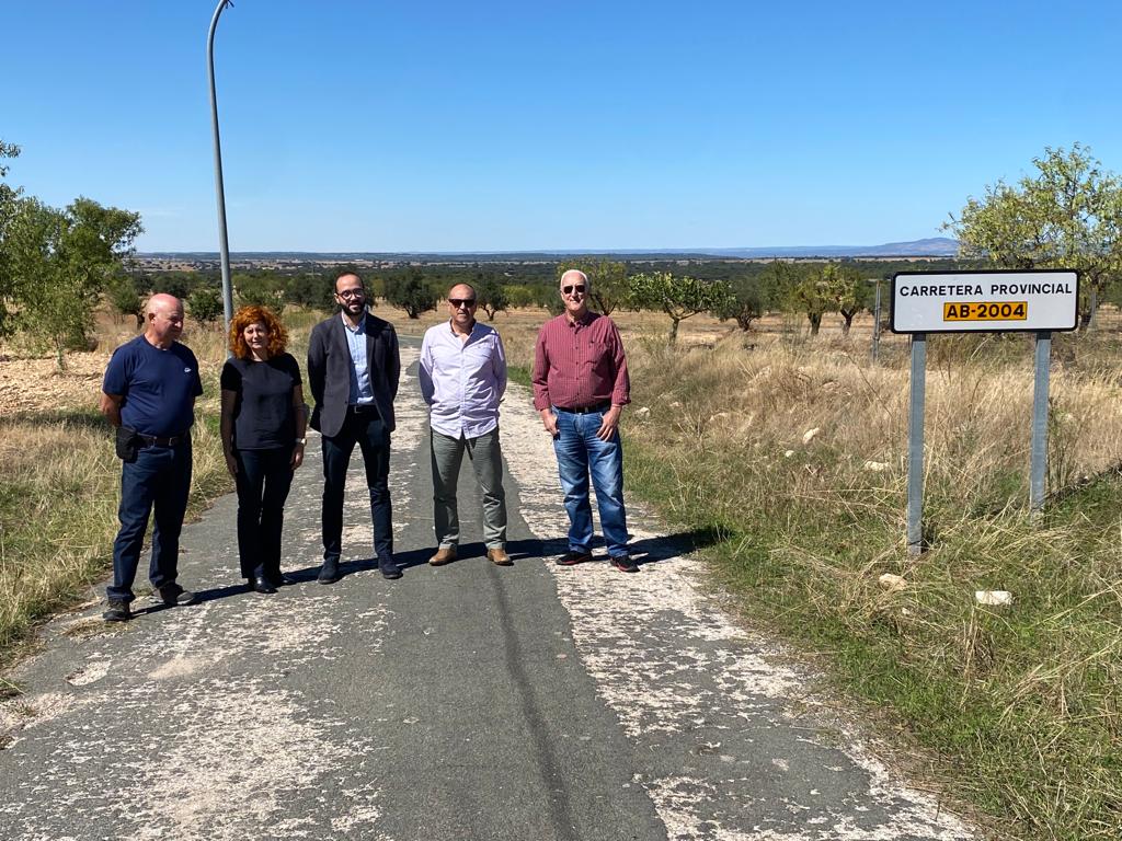 dipualba's tweet photo. 👌¡Las obras de la #carretera 🛣️ entre🚘#VilladeVes y #LaPared han sido adjudicadas! Una muy buena noticia que el vpdte. @valera_fran, ha trasladado a la alcaldesa de 🗣️💬 Balsa de Ves, respondiendo a la demanda del Ayto.  para la mejora de la Ab.2004.

👉 https://t.co/lyVd5x3pAV https://t.co/d55OPSmRi6