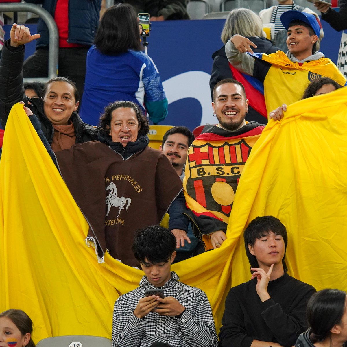 LaTri's tweet photo. 🙌 ¡Como en casa, una vez más!

🔥 #LaTri cerró con un empate a cero su gira europea en Düsseldorf, en medio del conmovedor apoyo de nuestros compatriotas.