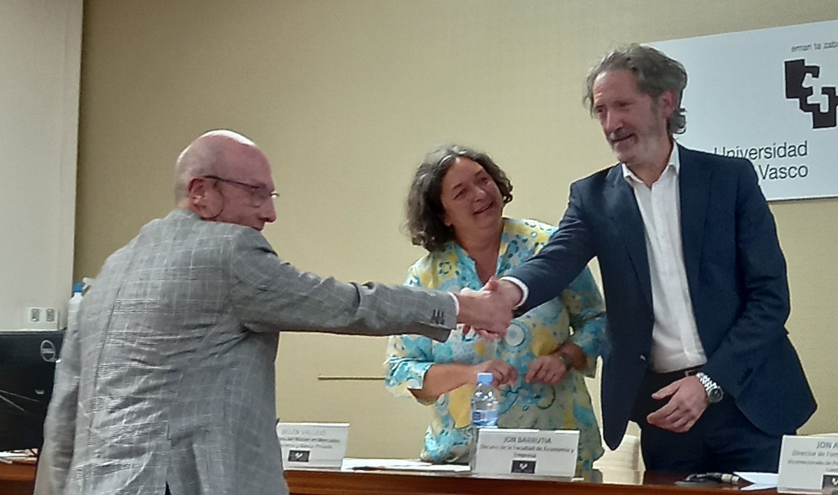 ehu_enpresainst's tweet photo. "Por primera vez mencionamos a un Alumno de Honor. Por la involucración en el curso, pero sobre todo por su actitud constructiva, el compañerismo y la empatía. Es alguien que está aquí por el placer de conocer" Belén Vallejo.
Zorionak David y gracias!🤗
#upvehu #gpbp #clausura https://t.co/9BDMCZI4bH