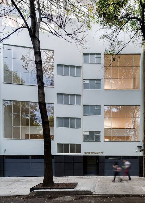 hectorvelazhv's tweet photo. Conjunto de vivienda colectiva o “Casas para artistas” diseñada por los arquitectos Luis Barragán y Max Cetto, 1941. Ciudad de México. 

Restauración por vrtical 
#arquitectura 

      Actualmente                     1939 https://t.co/OoHRzRVyRn