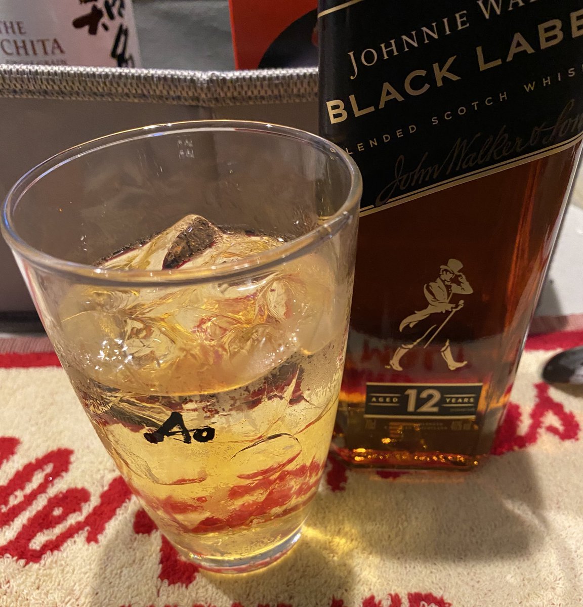 ryubloggg's tweet photo. 3杯目はジョニ黒ハイ🥃

いつ飲んでもジョニ黒はスモーキーでうまい！🤤🥃

#TWLC  #ウイスキー #ジョニーウォーカー 
追記:ジョニ黒を飲むといつも最初に飲んだ時の感動がフラッシュバックしますね🤔 https://t.co/TgwFGqAwVq