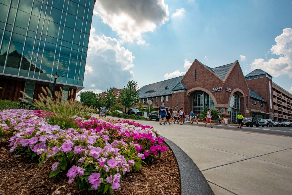 UConnBursar's tweet photo. New for Spring 2023 – Husky Book Bundle Program: Through a partnership with Barnes &amp; Noble, full-time undergraduate students will be able to rent all required course materials for a flat fee charged directly to their student fee bill.https://t.co/zHDVg1ifCp https://t.co/B2Hr6jPIBs