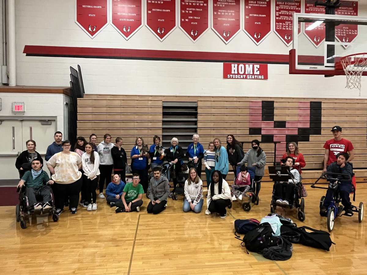 yhs_wellness's tweet photo. It was great getting to hang out with the Fox Valley Therapy Dogs in Adapted PE today! #yhswellness #foxpride https://t.co/cMDXTVqc4w