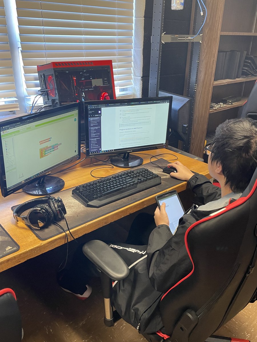 ECCEmpowers's tweet photo. PLTW CSP students testing out their gaming code. https://t.co/P88JZZ8pWN
