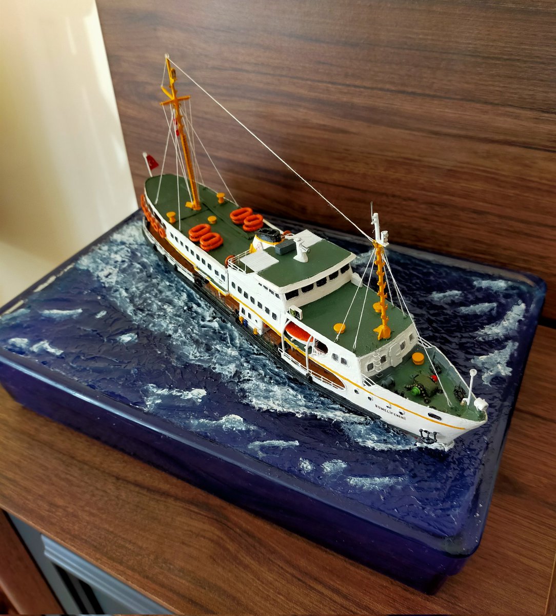 Simon_Alen_81's tweet photo. İki sene önce bitirdiğim Rumelifeneri vapurunun modeli ile birlikte yapmış olduğum diorama calışması. #rumelifeneri #vapur #ship #gemi #şehirhatları #maket #gemimodeli #diorama #dalga #deniz #efekt #efect https://t.co/A3EFtN3tPL