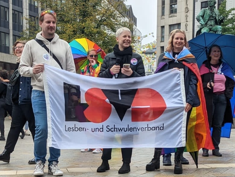 lsvd's tweet photo. #BiPlusPride „Wo wir unsichtbar bleiben, fehlen unsere Stimmen“ – Rede von Alva Träbert (LSVD-Bundesvorstand) auf der Bi+ Pride 2022 in Hamburg https://t.co/QCOYZZkhzo #BiVisibilityWeek #Bisexuell #LSBTIQ #BiVisibility https://t.co/dbtF0LHUsq