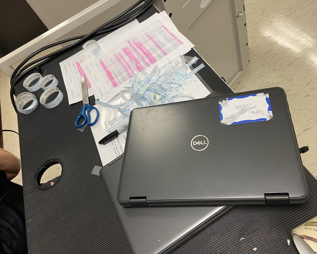 ES_GPVA's tweet photo. L'étiquetage des ordinateurs va bon train, les chariots se remplissent, vous aurez bientôt accès aux outils informatiques de l'école. Patience, M H., Mme G., et Mme J., travaillent d'arrache pied pour vous ! #esgpv #gpva #ecole #informatique #ordinateurs https://t.co/c5aEXjI0FY