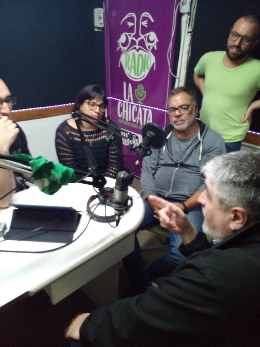Pascualicchio's tweet photo. Estudiantes del Taller de Radio 2 del #ISTLyR visitaron el Bachillerato Popular Raymundo Gleyzer de Parque Patricios, para conocer Radio La Chicata, experiencia que llevan adelante graduados y estudiantes de esa institución. https://t.co/dlsE2YNXdm