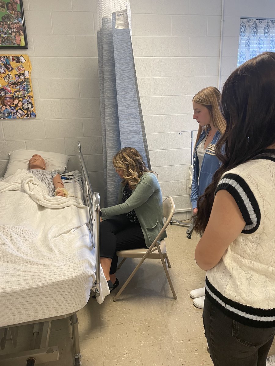 ECCEmpowers's tweet photo. Health Occupations prepping for school screenings coming up. We are training tomorrow's healthcare professionals! https://t.co/k5TNBXEDPV