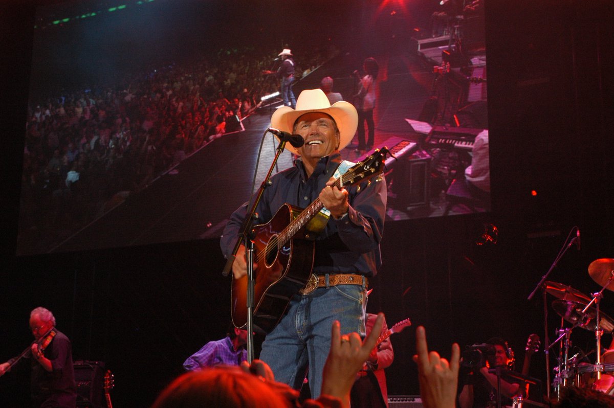 What are your top three George Strait songs to hear live? Reply below!

📸: Terry Calonge